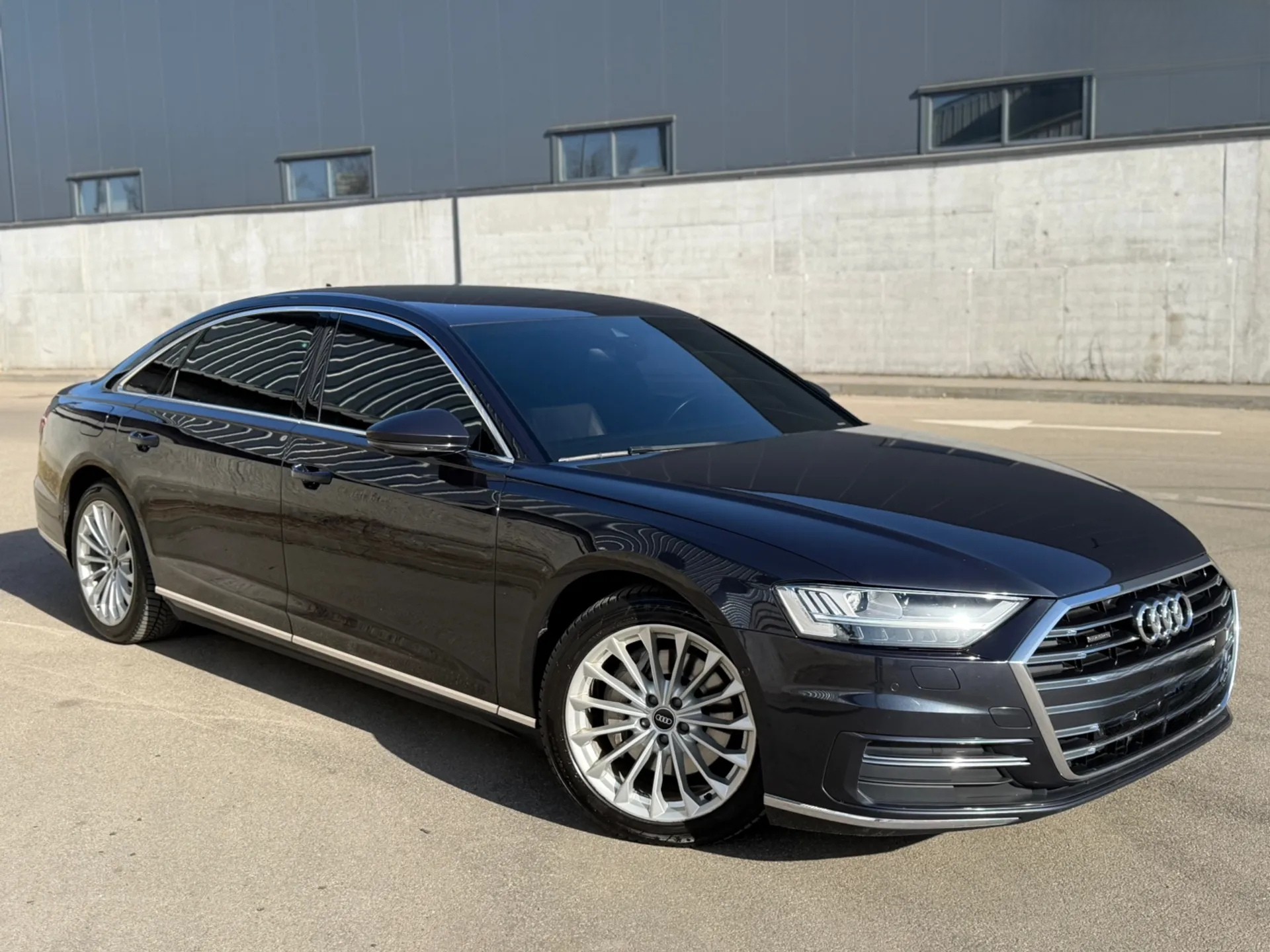 Audi A8 S-Line — фото 1